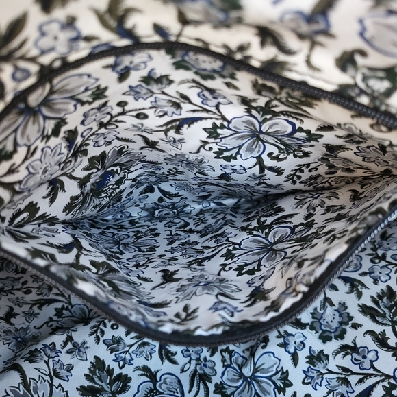 Vera Bradley Black Quilted Oversized Hobo Shouler/Crossbody Bag. - Picture 12 of 16